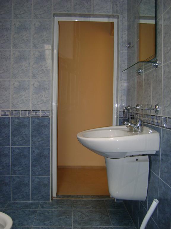 Невеликий двомісний номер (номер з 2 односпальними ліжками)